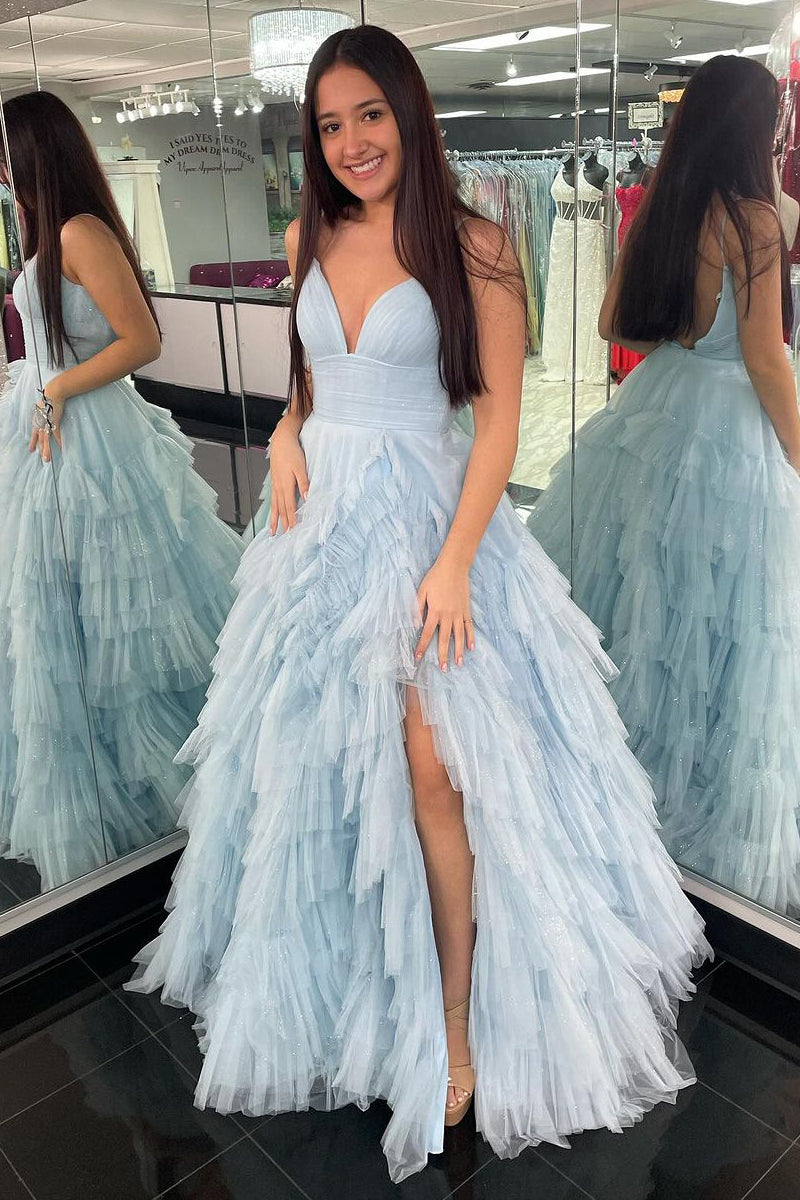 Vestido de graduación de tul escalonado con tirantes finos y corte en A 