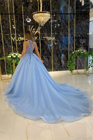 Robe de bal bleue sans manches à col montant, en tulle avec appliques