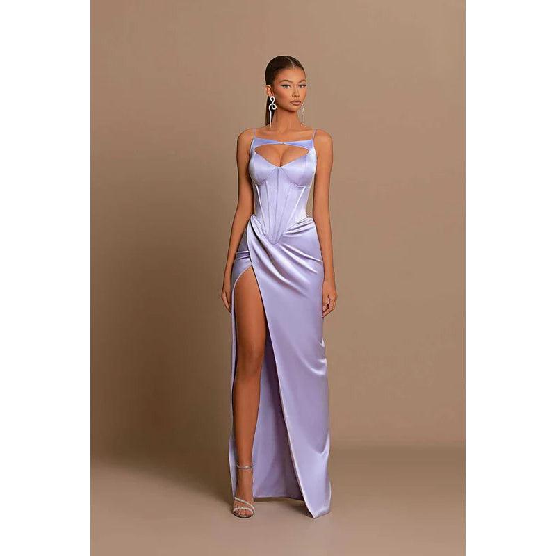 Robe de soirée longue à bretelles spaghetti et découpes avec fente