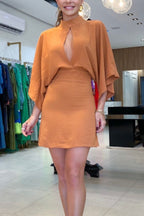 Robe courte à manches courtes et découpe devant « Ravi de te voir » 