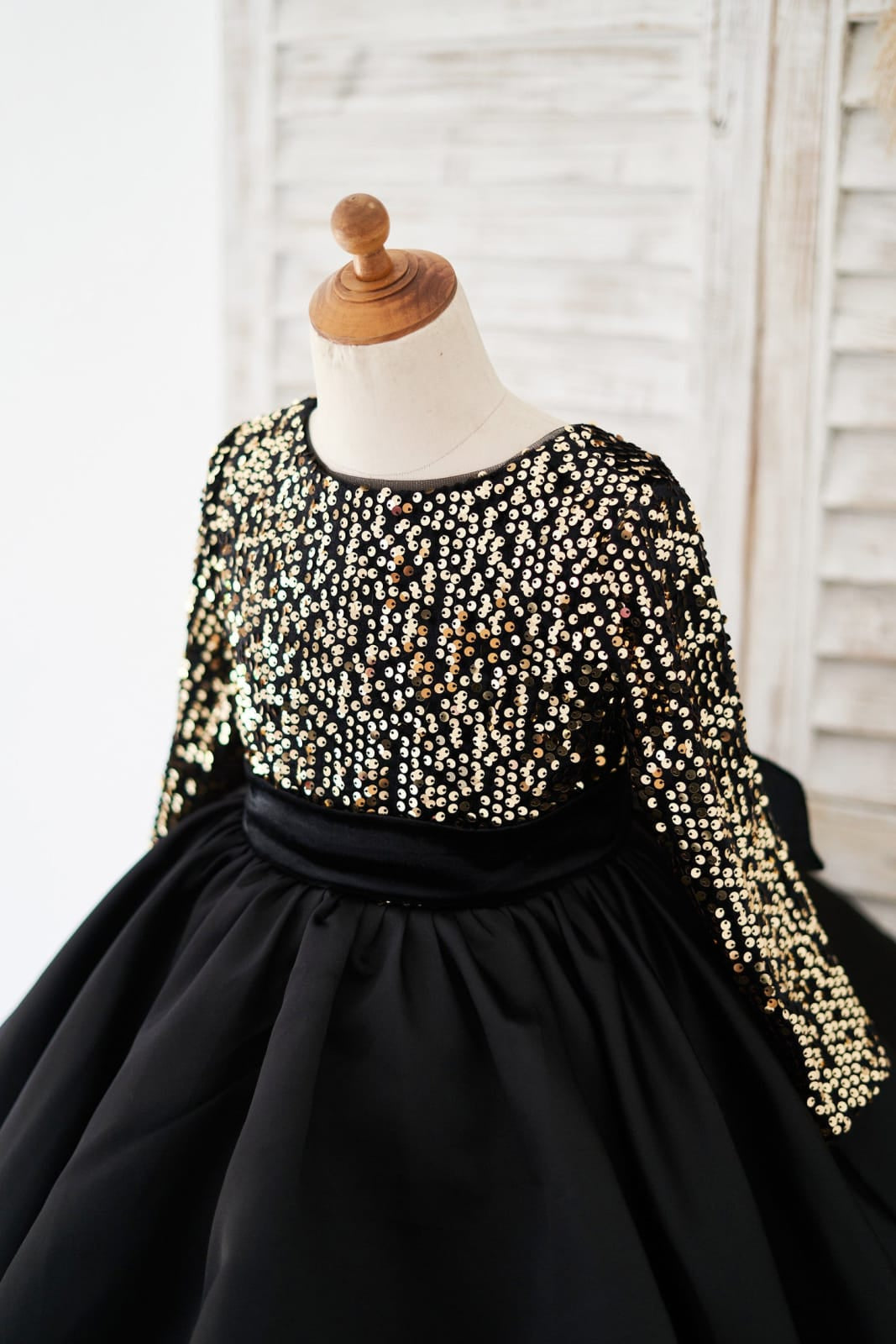 Vestido de fiesta negro para niña con lentejuelas hasta la rodilla 