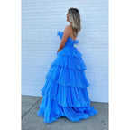 Vestido largo de fiesta de corte A, sin tirantes, de tul fruncido con cola de barrido