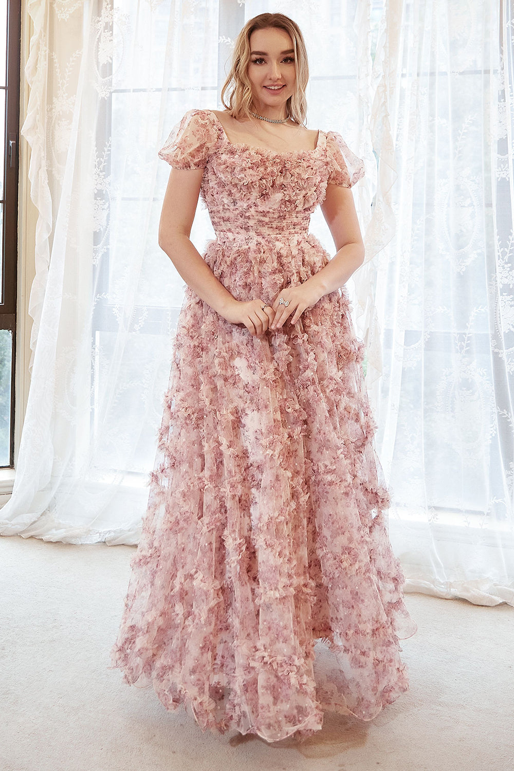 Vestido de fiesta de talla grande, corte línea, escote corazón, color marfil, con flores rojas
