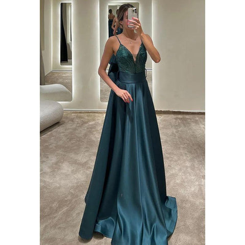 Robe de soirée longue trapèze en satin à paillettes et bretelles spaghetti à col en V