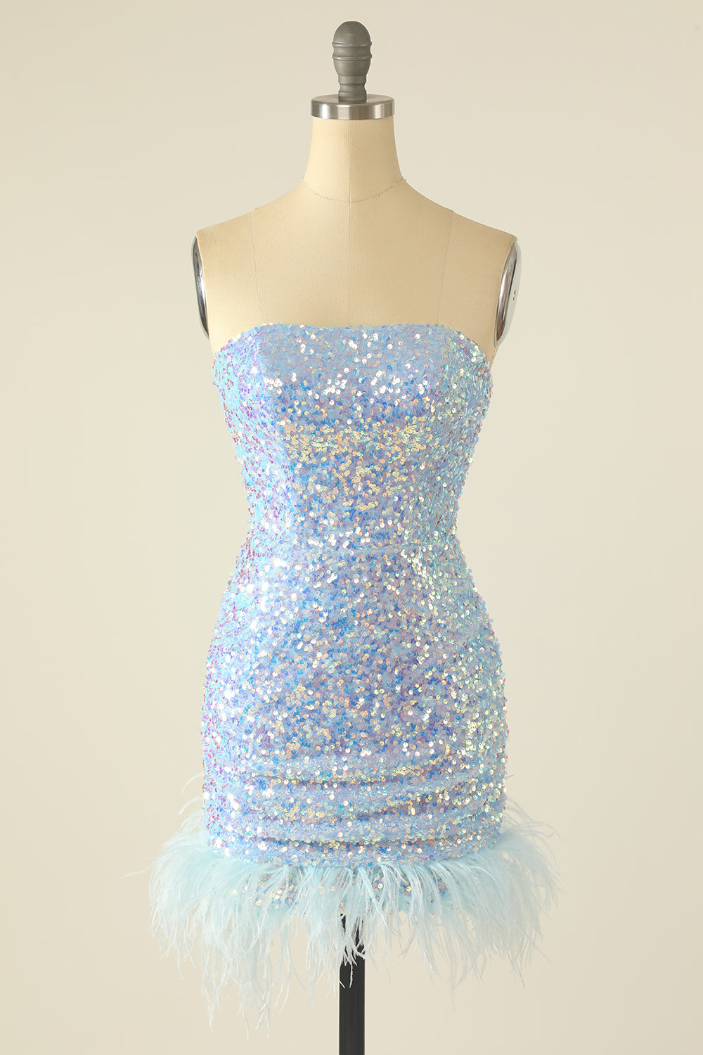 Robe de bal à paillettes et plumes