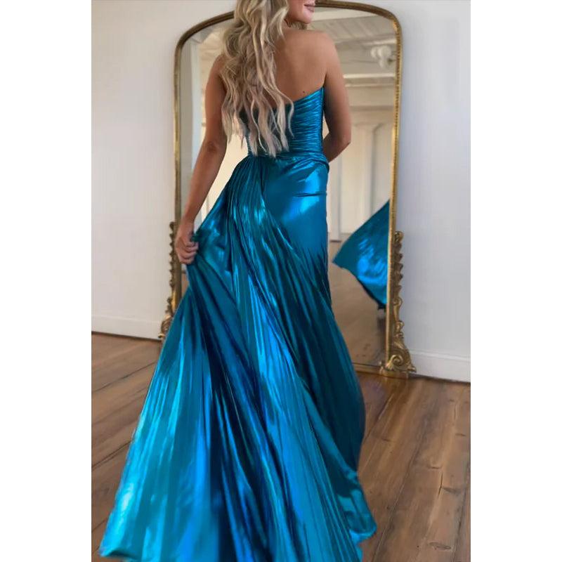 Vestido de fiesta sencillo e informal, sin mangas, fruncido, con abertura lateral y hombros descubiertos