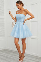 Robe de bal courte en tulle avec appliques