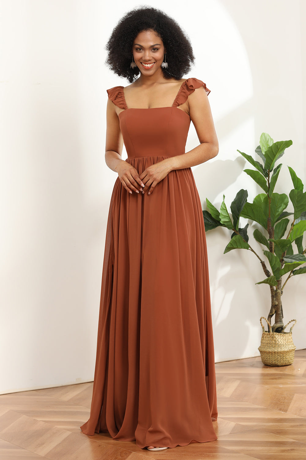 Robe de demoiselle d'honneur longue en mousseline couleur terre cuite, coupe trapèze, à volants