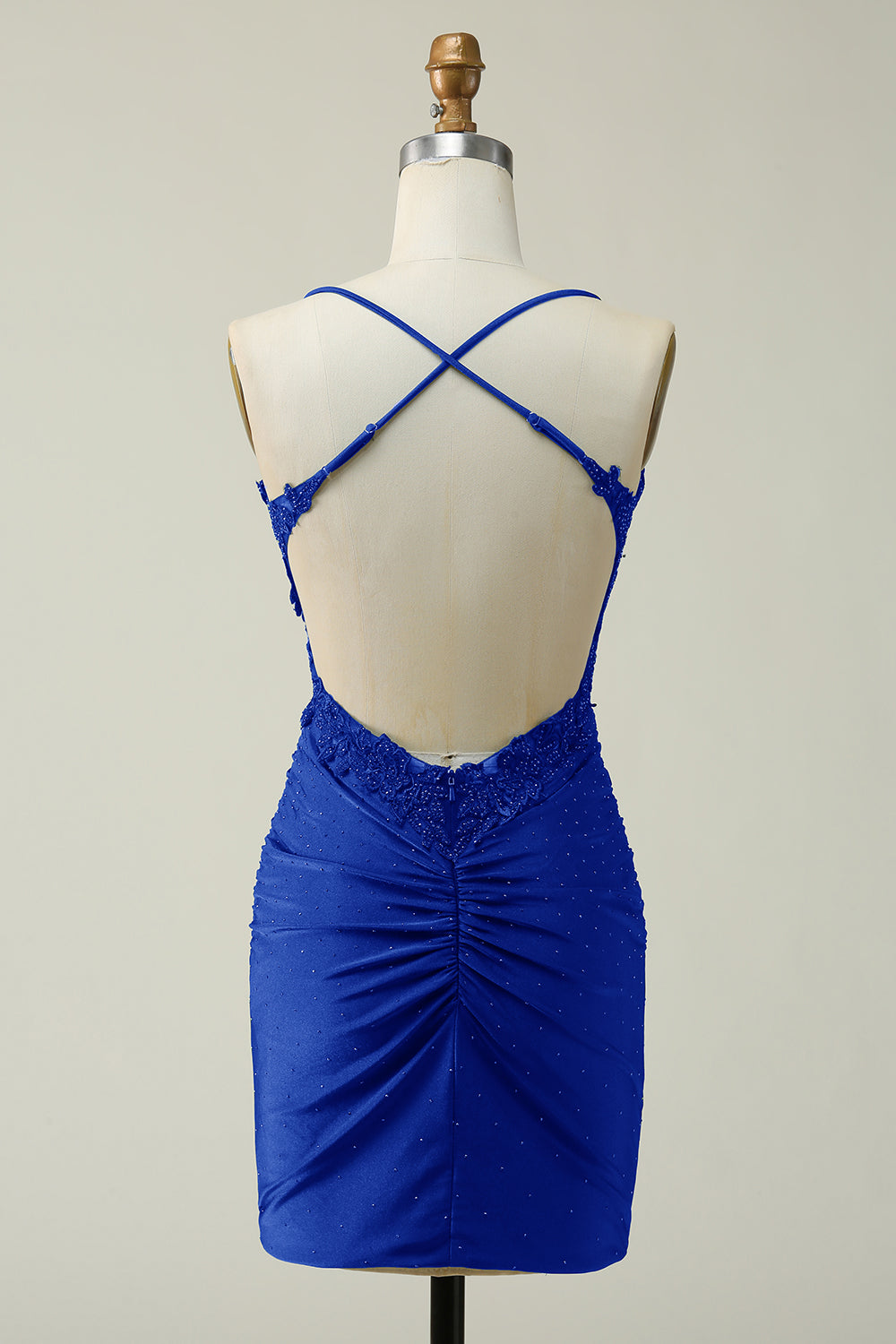 Elegante vestido corto de tirantes finos estilo tubo para baile de bienvenida con apliques
