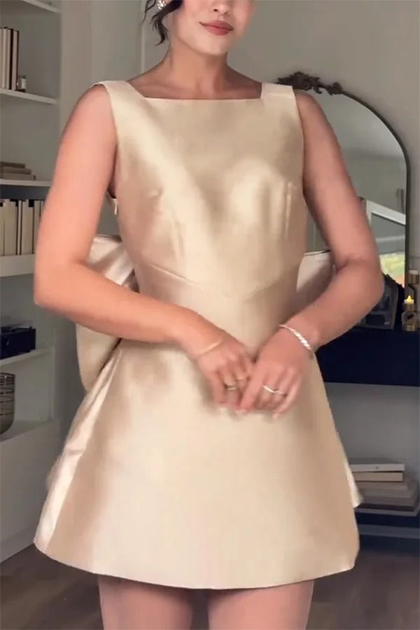 Robe mini Ultimate Muse en satin à nœud oversize et col carré 