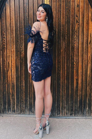 Robe fourreau courte à sequins bleu galaxie, épaules dénudées et plumes.