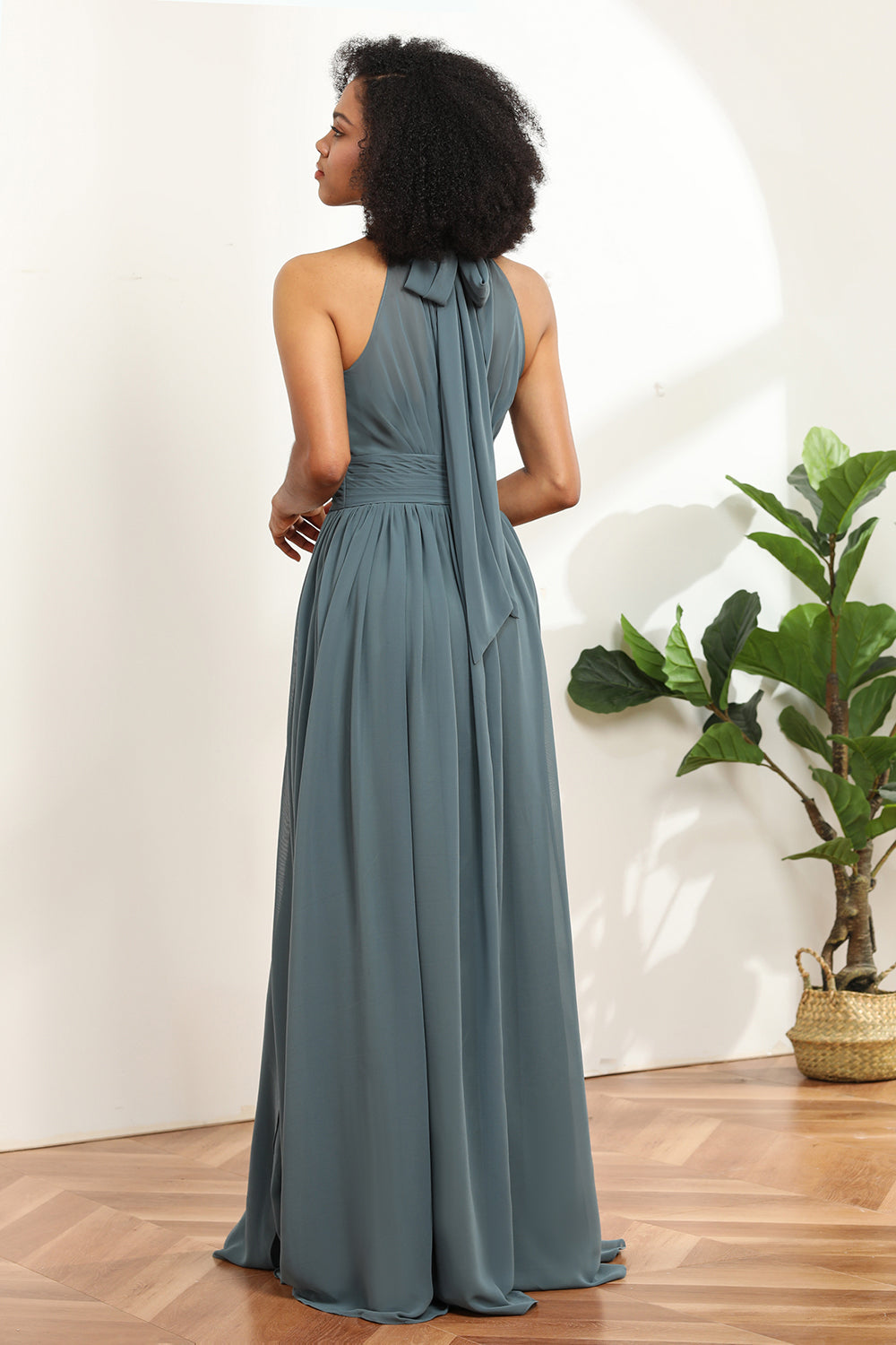 Vestido largo de gasa gris con escote halter, fruncido y abertura para dama de honor.