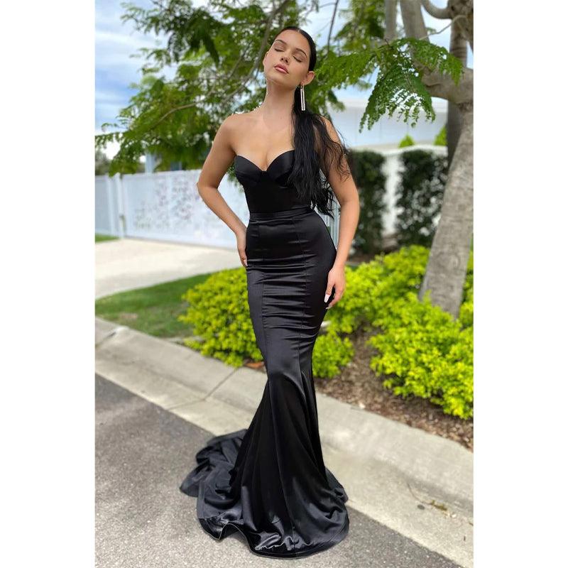 Robe de bal sirène longue en satin noir à décolleté en cœur 