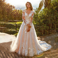 Robe de mariée élégante en dentelle, coupe trapèze, manches longues, traîne courte, col rond, boutons, sur mesure. 