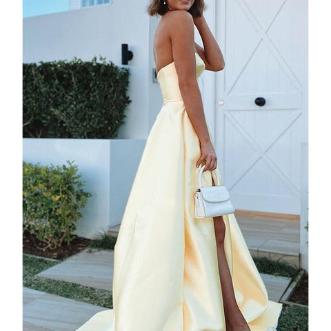 Vestido de fiesta de satén amarillo con escote corazón y abertura alta con bolsillos 