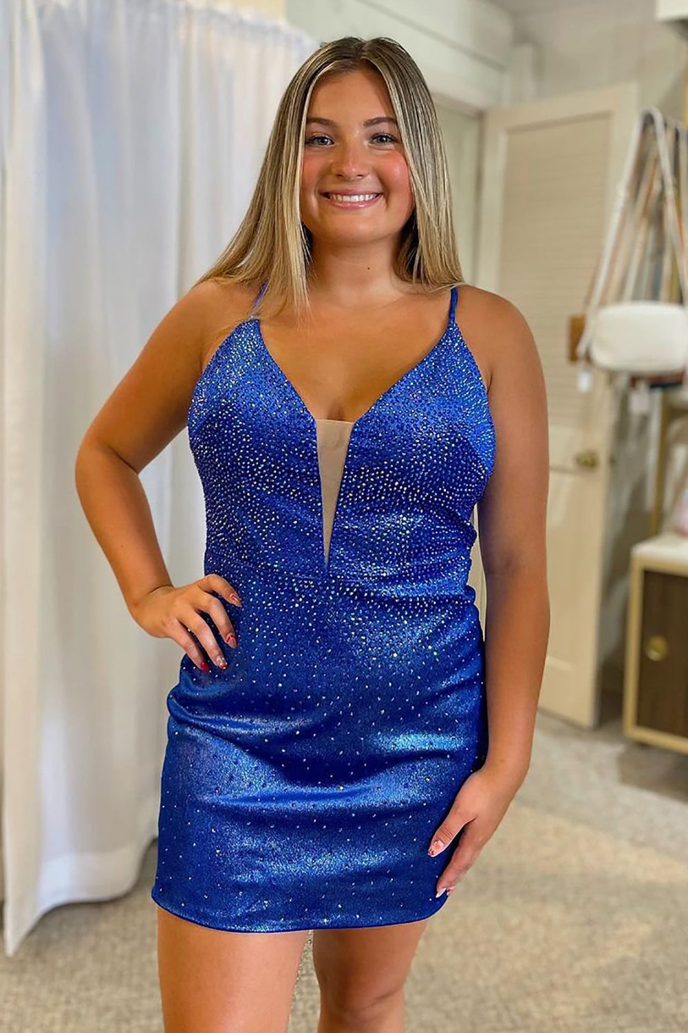 Robe de bal courte bleu roi à bretelles spaghetti et paillettes, ornée de perles