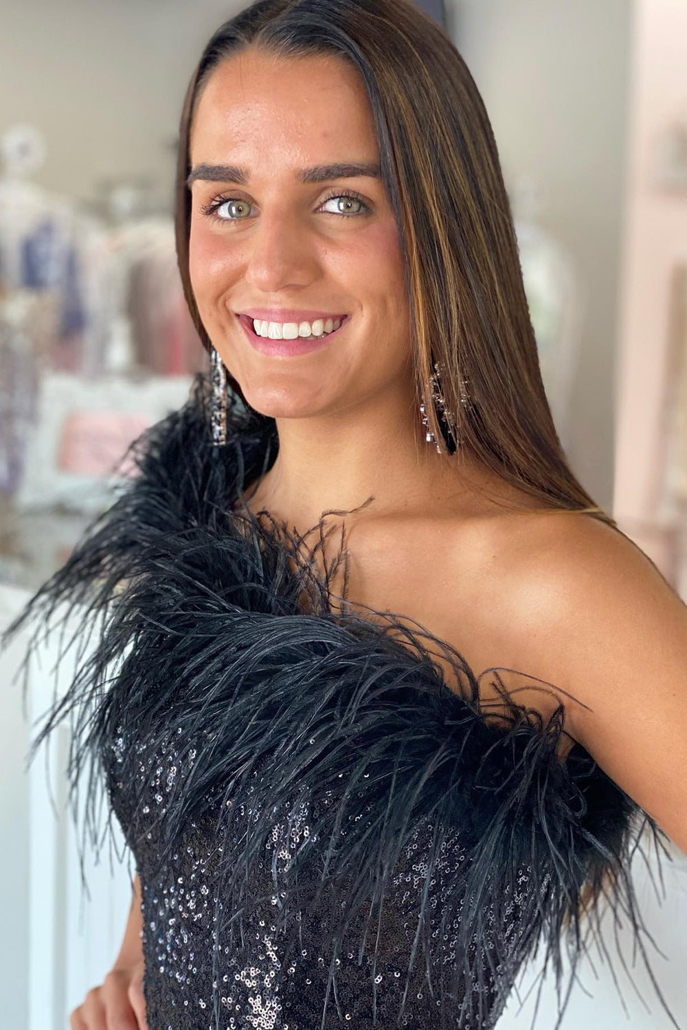 Vestido de fiesta azul claro con lentejuelas, corte sirena y un solo hombro, con plumas.