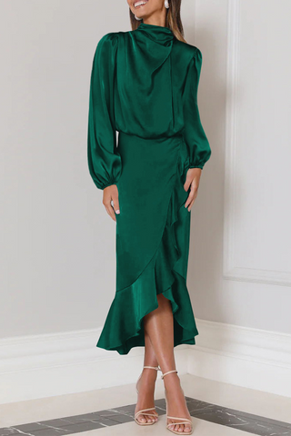 Robe de soirée élégante à col roulé et volants. 