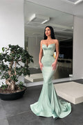 Robe de bal longue sirène en satin à fines bretelles et décolleté cœur