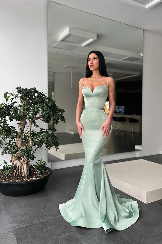 Robe de bal longue sirène en satin à fines bretelles et décolleté cœur