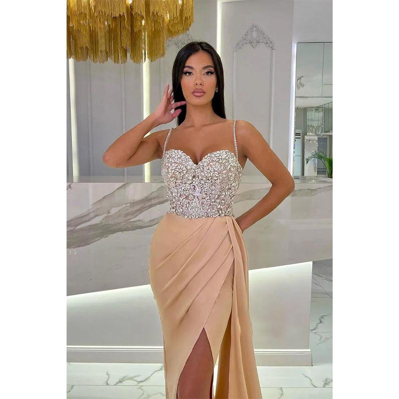 Robe de soirée longue à bretelles en cœur et perles, coupe fourreau/colonne