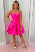 Vestido corto de fiesta rosa fucsia con escote corazón y corte en A, con fruncido (el collar no está incluido).