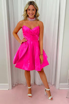 Vestido corto de fiesta rosa fucsia con escote corazón y corte en A, con fruncido (el collar no está incluido).