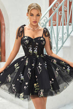 Vestido corto de fiesta gris y azul con tirantes finos y corte en A, con bordado.