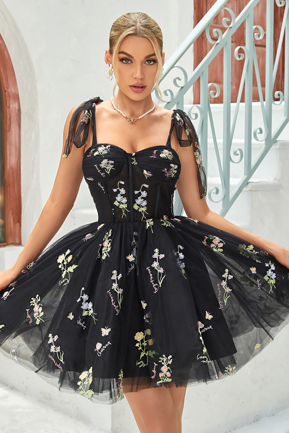 Vestido corto de fiesta gris y azul con tirantes finos y corte en A, con bordado.