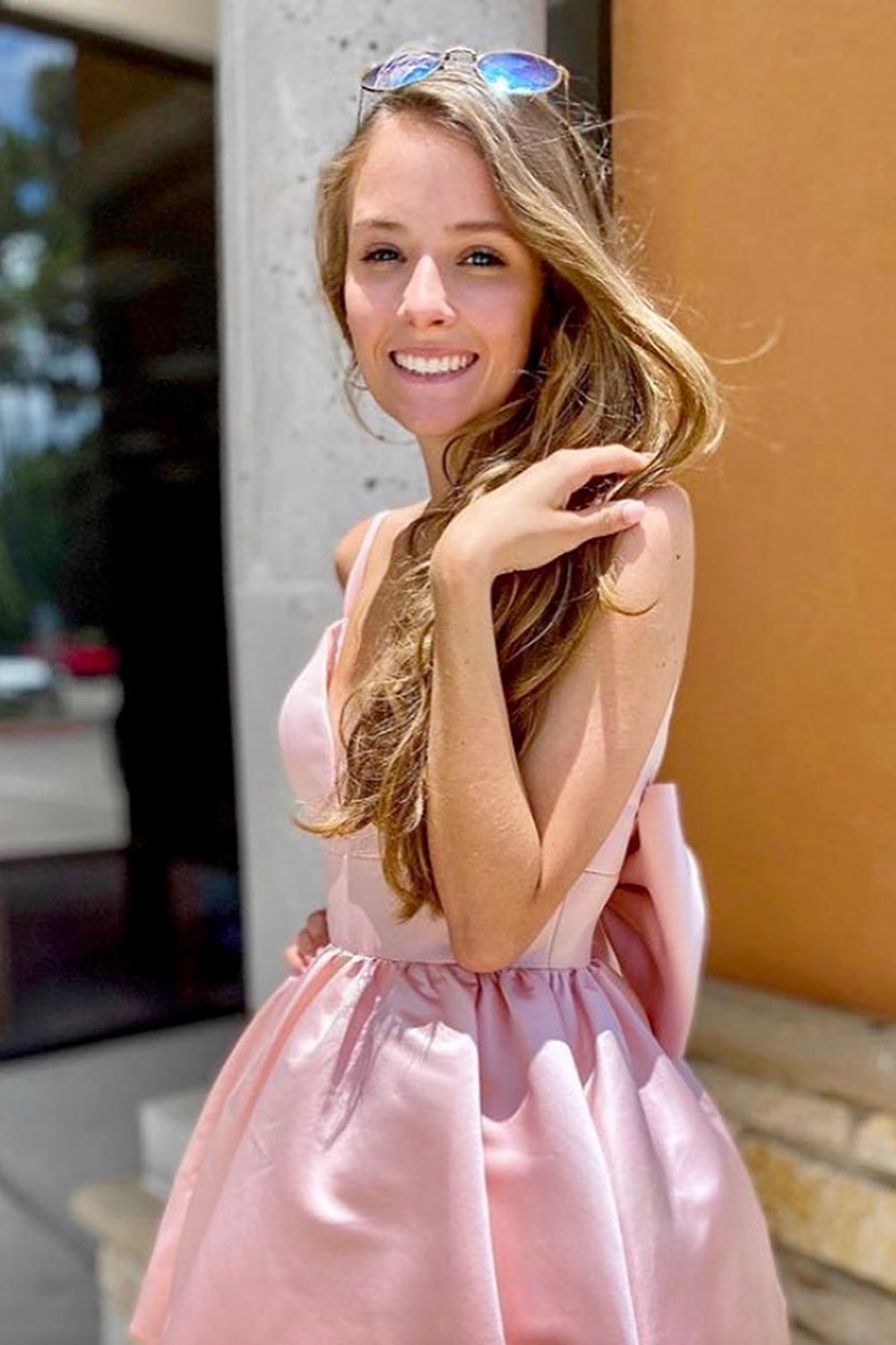 Robe courte rose mignonne à bretelles spaghetti et coupe trapèze, idéale pour les bals de fin d'année.