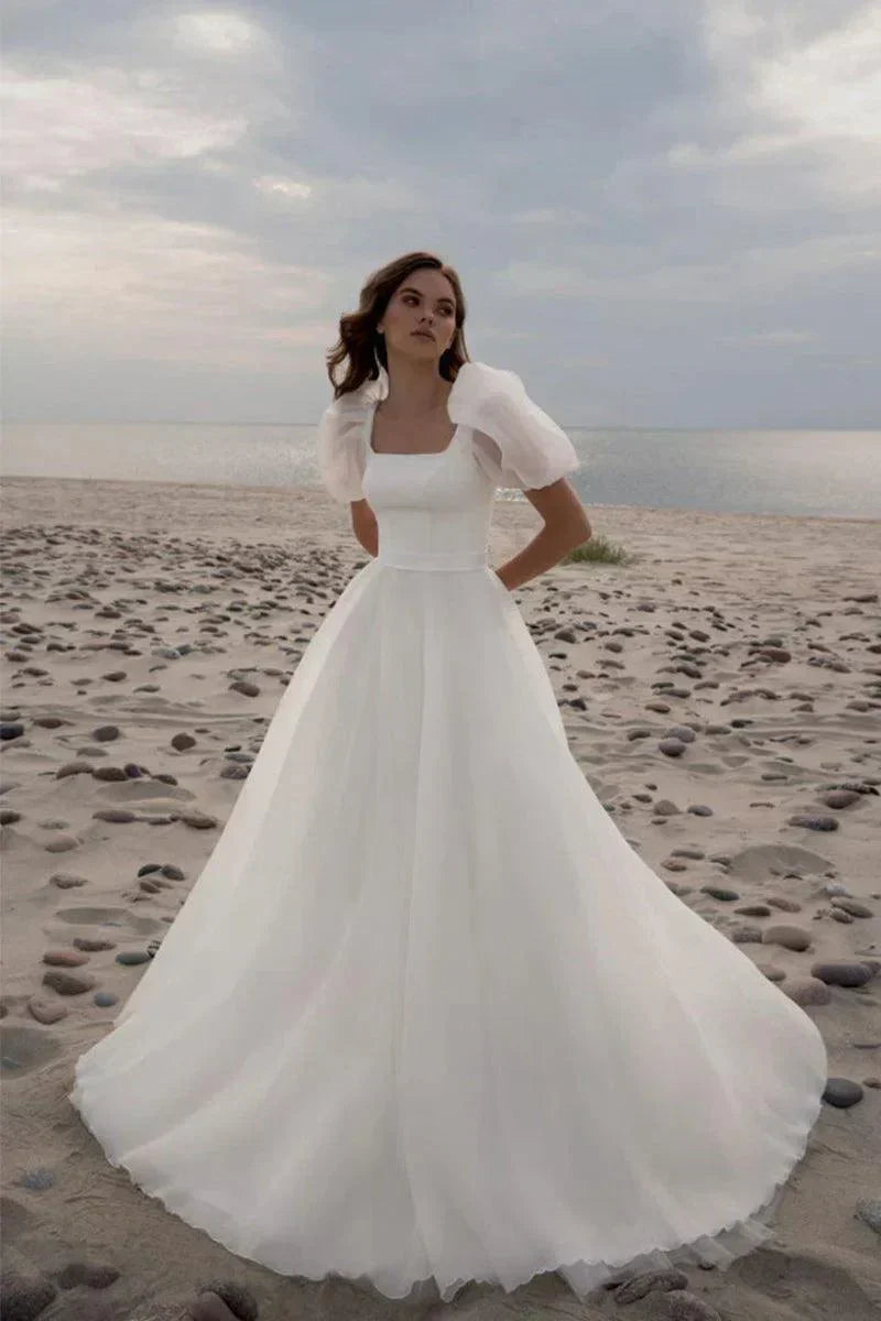 Robe de mariée charmante, coupe trapèze, col carré, manches courtes et traîne