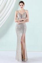 Robe de bal fourreau argentée à sequins avec fente