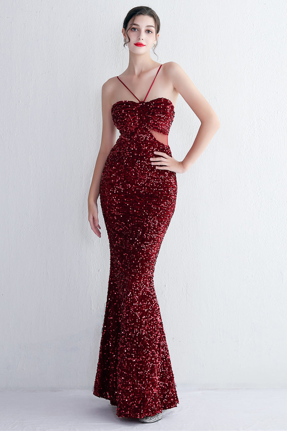 Robe de bal longue sirène noire à sequins et décolleté en V, avec découpe en forme de goutte d'eau.