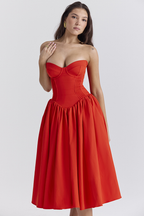 Robe midi rouge sans bretelles, corset et ourlet plissé, idéale pour les soirées de bal.