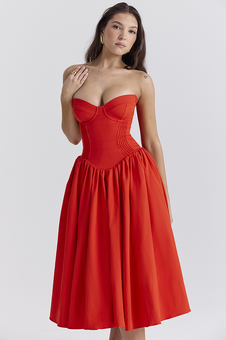 Robe midi rouge sans bretelles, corset et ourlet plissé, idéale pour les soirées de bal.