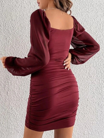 Vestidos de noche cortos, de gasa plisada, transparentes, de color liso, con mangas abullonadas sueltas y escote cuadrado en la abertura lateral. 