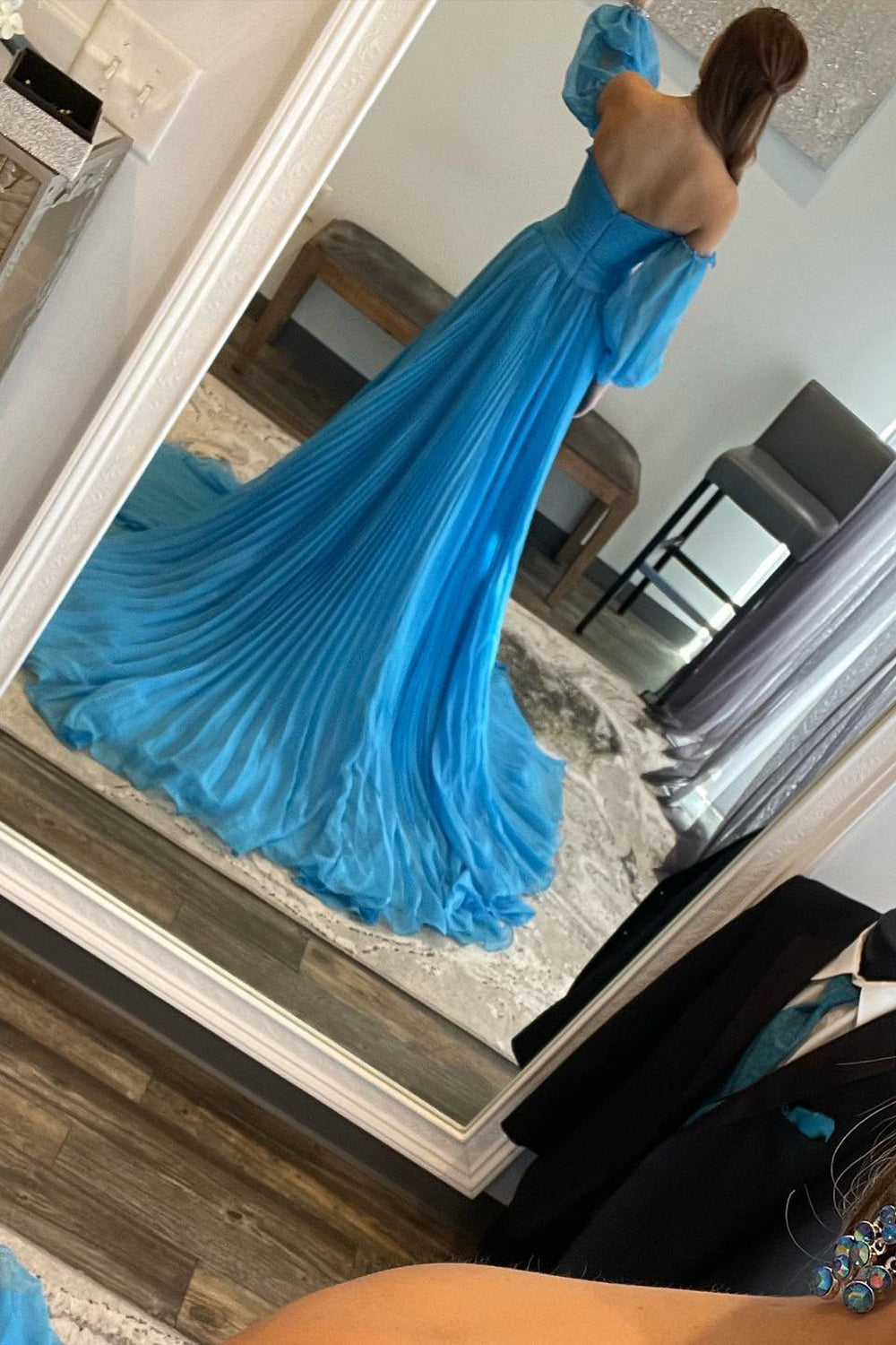 Vestido largo de fiesta azul con escote corazón y corte en A con abertura frontal