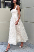 Robe midi féérique et ravissante à col carré en tissu duveteux et à franges. 
