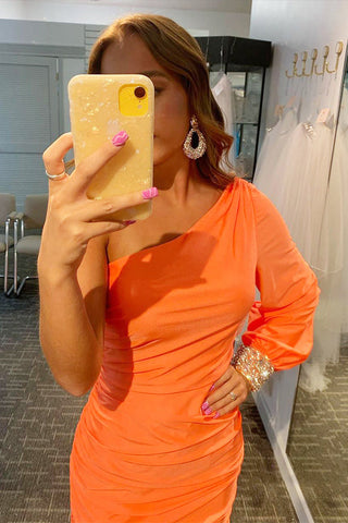 Robe fourreau rouge froncée à manches pour le bal de fin d'année