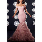 Robe de soirée longue sirène à paillettes et plumes, épaules dénudées et scintillantes