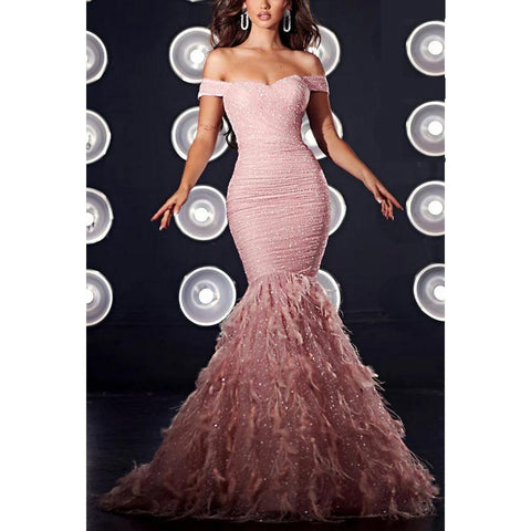 Robe de soirée longue sirène à paillettes et plumes, épaules dénudées et scintillantes