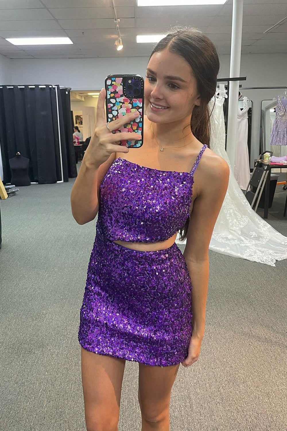 Robe de bal courte élégante à une épaule, sequins violets et découpe.