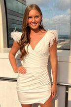 Vestido corto blanco de fiesta ajustado al cuerpo, con escote en V y detalles de plumas.