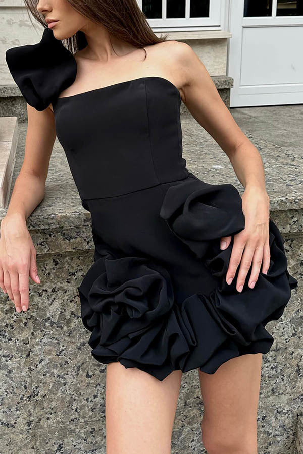 Robe mini à épaules dénudées et ourlet volanté, allure ravissante et élégante 