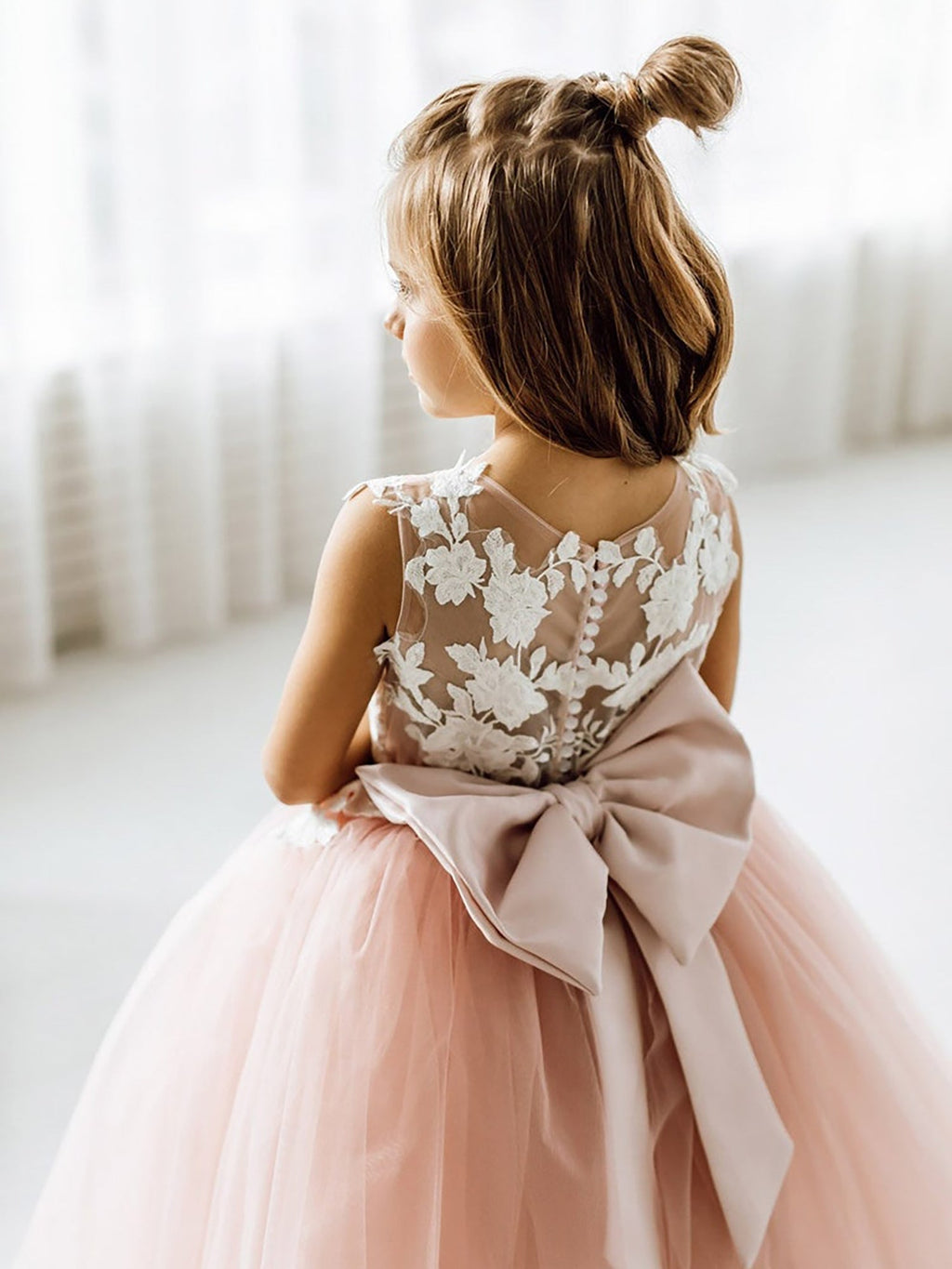 Adorables robes de demoiselle d'honneur sans manches en dentelle bouffante rose poudré ornées d'appliqués, couleur rose poudré.
