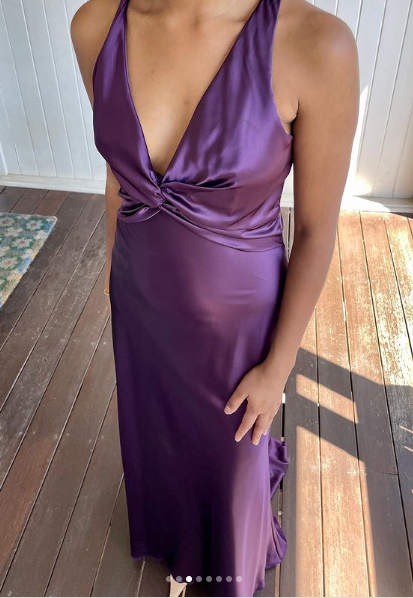 Vestido largo de noche morado con escote en V y espalda descubierta, ideal para fiestas y graduaciones (modelo Y7520)