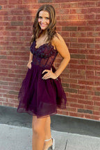 Vestido de fiesta morado con corsé, tirantes finos y corte en A de Sensational Instincts, con pedrería y detalles en forma de corsé.