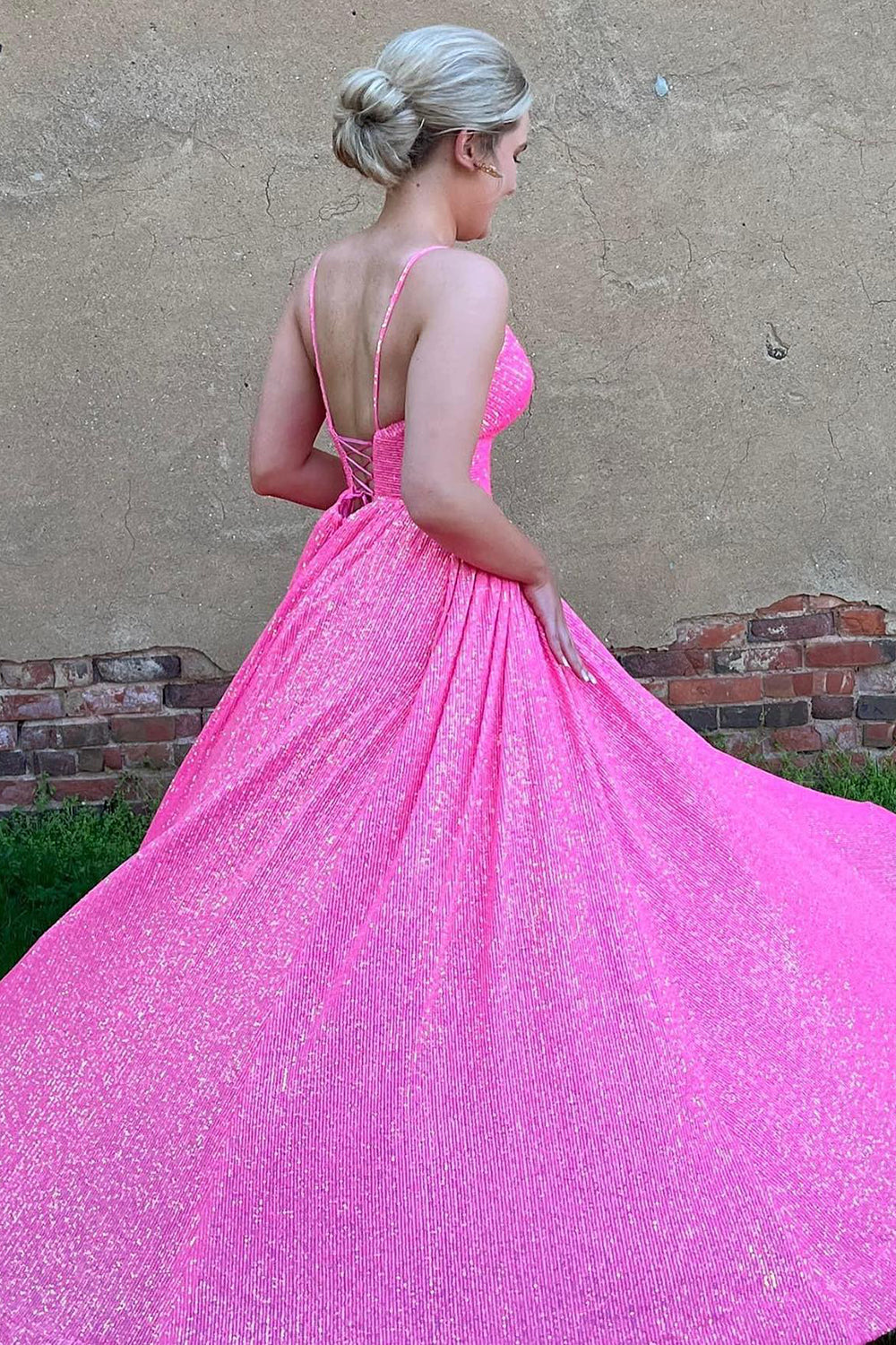 Robe de bal longue trapèze à fines bretelles et sequins