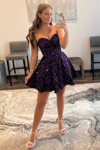 Vestido corto de fiesta de bienvenida con lentejuelas moradas y escote corazón de corte línea A