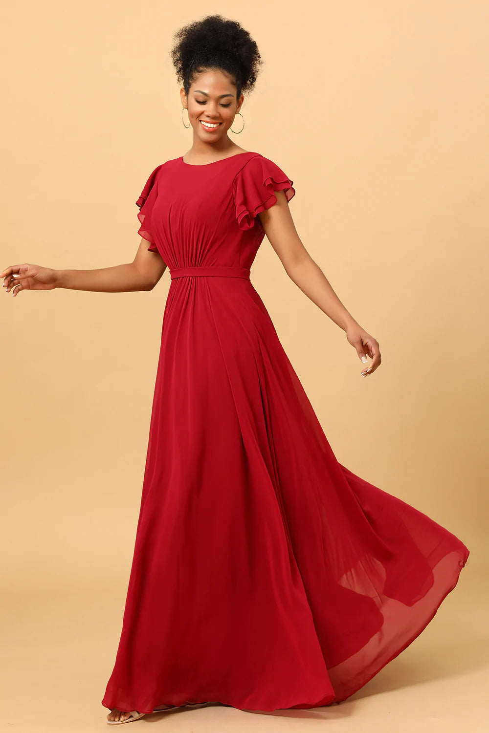 Vestido de dama de honor de gasa color burdeos con mangas con volantes